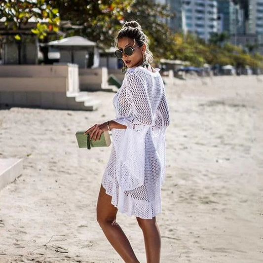 kobieta w białym kimonie na plaże